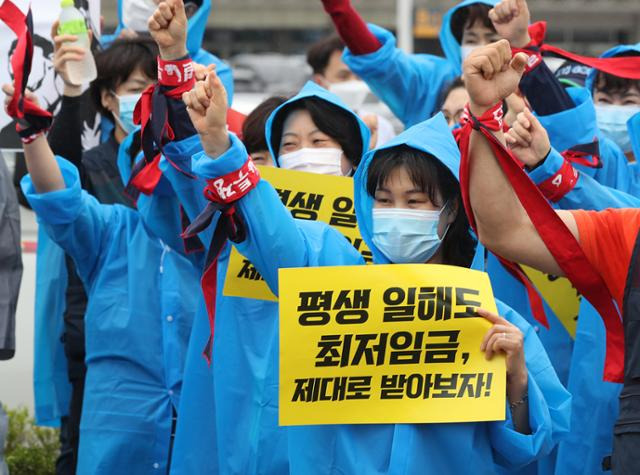 지난달 14일 오후 서울 강서구 한국공항공사 앞에서 민주노총 공공운수노조 KAC공항서비스지부 등이 개최한 한국공항공사 전국 14개 공항 자회사노동자 준법투쟁 선포 기자회견에서 참가자들이 동일 업무에 대한 차별없는 직고용 및 바람직한 자회사 등을 요구하는 구호를 외치고 있다. 연합뉴스