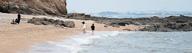 모도의 배미꾸미 해변. 빼어난 경관도 없고 바다색도 화려하지 않다. 특별할 것 하나 없는 작은 섬이 가진 소박한 바다다. 그래서 매력적이다.