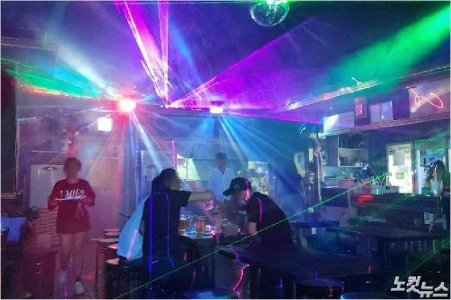 지난 14일 영암군 삼호읍의 한 외국인 전용 클럽을 찾은 외국인 노동자들이 술을 마시고 있다.(사진=박요진 기자)