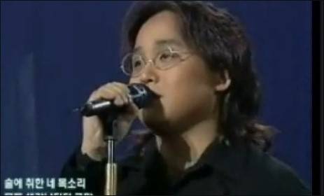 1995년 데뷔 당시 뱅크가 '가질 수 없는 너'를 부르고 있다.