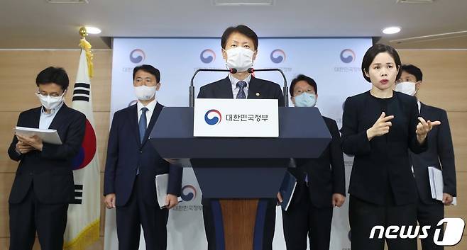 김강립 보건복지부 차관이 28일 오전 서울 세종로 정부서울청사에서 열린 의사단체 집단행동 대응 관련 관계부처 합동 브리핑을 하고 있다. 2020.8.28/뉴스1 © News1 임세영 기자