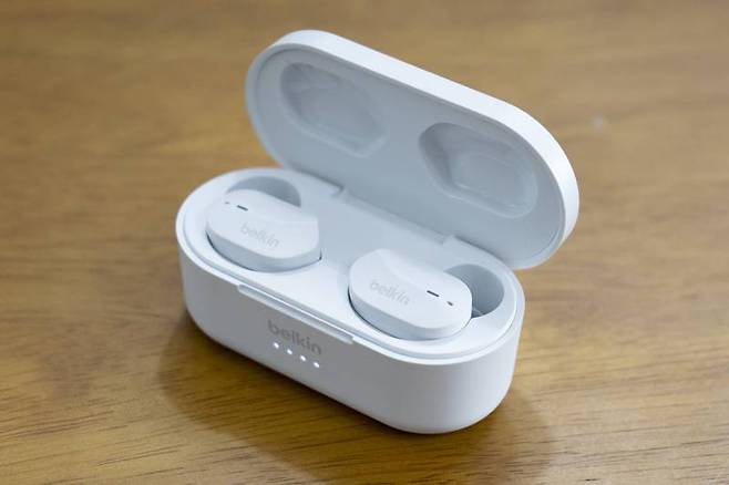 배터리는 이어폰 자체로 5시간, 이어폰 케이스가 24시간 전원을 갖는다. 출처=IT동아