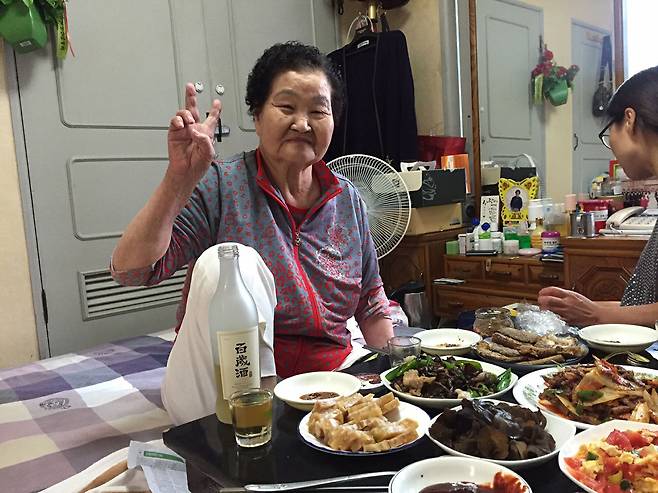 ⓒ정신대할머니와 함께하는 시민모임 제공3월2일 세상을 떠난 이수산 선생님이 자택에서 시민모임 식구들과 식사를 하는 모습.