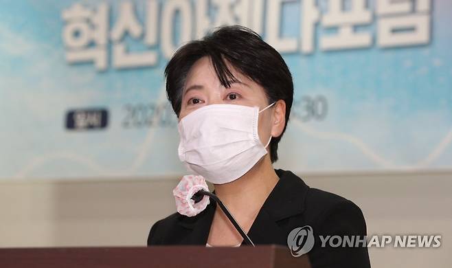 혁신아젠다포럼 인사말하는 윤희숙 미래통합당 윤희숙 경제혁신위원장이 지난 20일 국회 의원회관에서 당 경제혁신위 주최로 열린 혁신 아젠다 포럼 '분열과 절망을 딛고 미래로'에서 인사말하고 있다.[연합뉴스 자료사진]