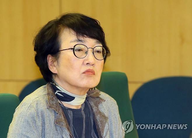임대차 3법 개정 토론회 참석한 김진애 의원 열린민주당 김진애 의원이 지난 11일 국회 의원회관에서 주택임대차보호법개정연대·더불어민주당 을지로위·윤호중 박홍근 백혜련 박상혁 심상정 김진애 의원 주최로 열린 임대차3법 개정 의의와 과제 모색을 위한 토론회에 참석하고 있다.[연합뉴스 자료사진]