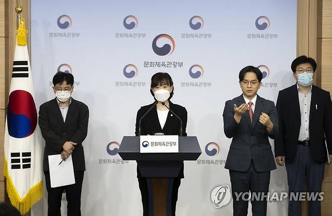 철인3종 선수 사건 특별조사 결과 발표하는 최윤희 차관 (서울=연합뉴스) 이지은 기자 = 최윤희 문화체육관광부 제2차관이 28일 오전 서울 종로구 정부서울청사에서 철인3종경기 선수 가혹행위 사건 특별조사 결과 및 스포츠분야 인권보호 추진방안을 발표하고 있다. 2020.8.28 jieunlee@yna.co.kr