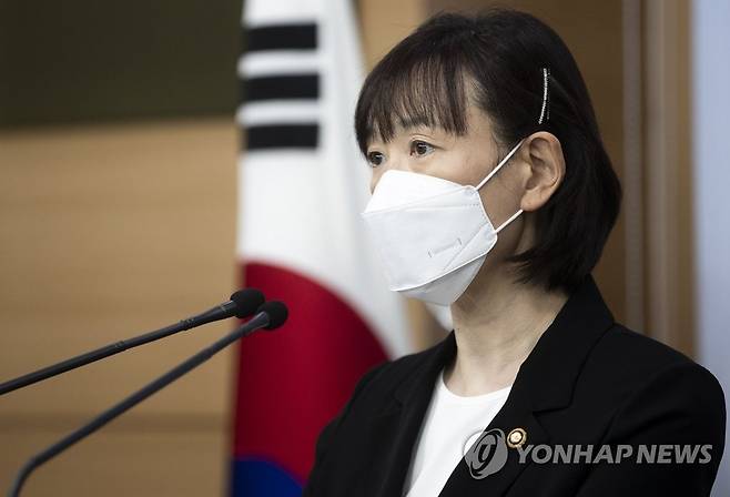 철인3종 선수 사건 특별조사 결과 발표하는 최윤희 차관 (서울=연합뉴스) 이지은 기자 = 최윤희 문화체육관광부 제2차관이 28일 오전 서울 종로구 정부서울청사에서 철인3종경기 선수 가혹행위 사건 특별조사 결과 및 스포츠분야 인권보호 추진방안을 발표하고 있다. 2020.8.28 jieunlee@yna.co.kr