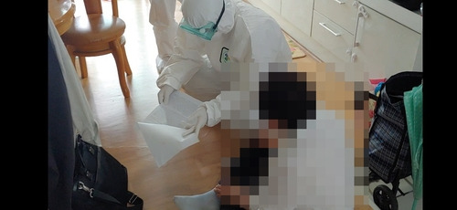 광화문 집회 인솔자 자택에서 압수수색하는 경찰 [부산경찰청 제공. 재판매 및 DB 금지]