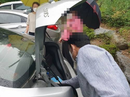 경찰이 광화문 집회 부산참가자 인솔책임자 차량을 수색하고 있다 [부산경찰청 제공. 재판매 및 DB 금지]