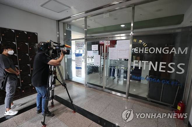 굳게 닫힌 헬스장 (순천=연합뉴스) 형민우 기자 = 25일 오전 전남 순천시 청암 휘트니스센터가 코로나19 확산으로 굳게 문이 닫혀 있다. 휘트니스센터에서는 이날 하루 이용자 중 14명이 코로나19에 무더기로 감염돼 추가 확산이 우려된다. 2020.8.25 minu21@yna.co.kr