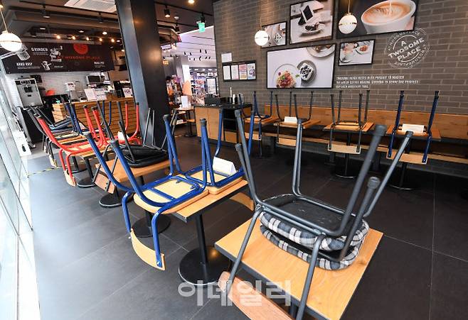 수도권에서 ‘사회적 거리 두기 2.5단계’가 시작된 30일 서울 중구의 한 프랜차이즈 카페에 의자들이 쌓여 있다. (사진=방인권 기자)