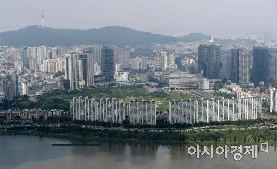 서울 여의도 63빌딩에서 바라본 용산 철도정비창 부지(한강변 아파트 뒤편) 모습. /문호남 기자 munonam@