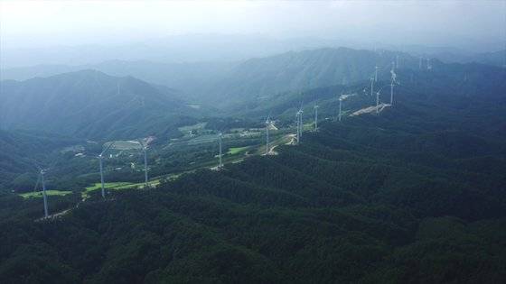 산 정상부를 따라 줄지어 서있는 풍력발전기. 김동환PD