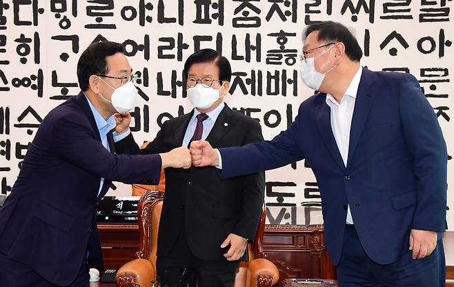8월26일 서울 여의도 국회에서 박병석 국회의장(가운데)과 김태년 더불어민주당 원내대표(오른쪽), 주호영 미래통합당 원내대표가  국회의장-교섭단체 원내대표 정례회동에 참석해 인사하고 있다. /사진=뉴스1