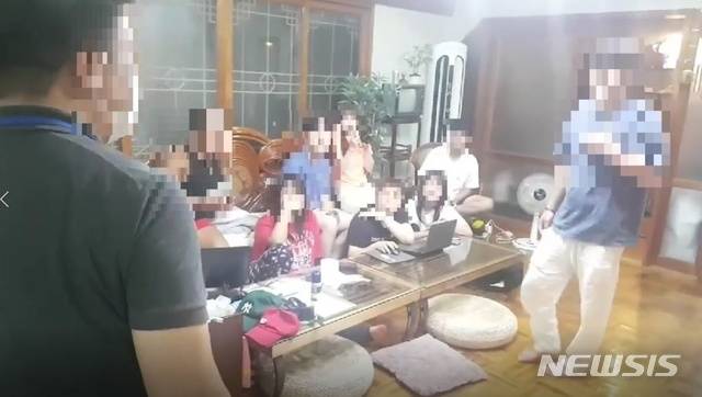 [제주=뉴시스] 게스트 하우스 파티 모습(사진=제주도 제공)