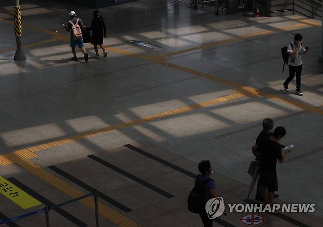 서울역 한산 (서울=연합뉴스) 이지은 기자 = 신종 코로나바이러스 감염증(코로나19)이 확산세로 수도권 사회적 거리두기 2.5단계를 실시하기로 발표한 28일 오후 서울역이 전보다 한산한 모습을 보이고 있다. 2020.8.28 jieunlee@yna.co.kr