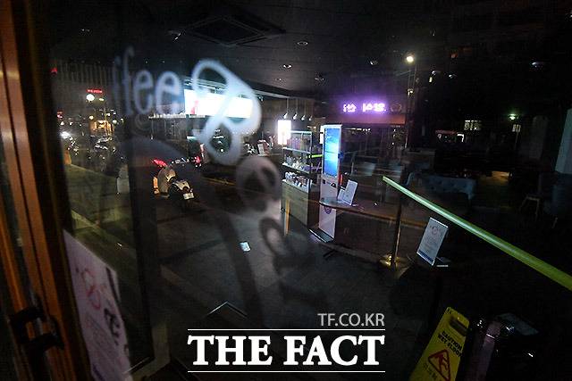 최근 수도권에 코로나19가 급속도로 확산되며 30일부터 '사회적 거리두기 2.5단계'가 시행된 가운데 이날 오후 서울 서초구 방배동의 한 커피전문점이 일찍 문을 닫고 있다. /이효균 기자