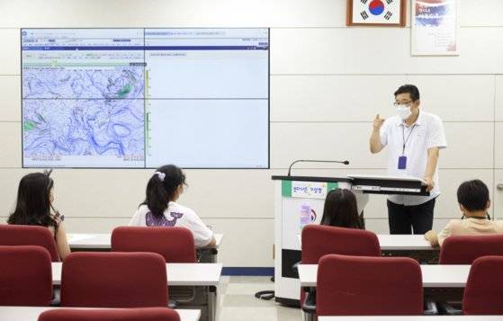 오진규 예보분석관이 학생기자단에게 일기도 분석 페이지를 선뵀다. 기상청 예보분석관들은 매일 새로 나오는 일기도를 보며 일기 예보 준비를 한다.