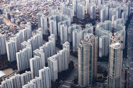 8월 송파구의 반전세 비중은 지난달 14.4%에서 42.8%로 급증했다. 송파구 아파트 단지 모습[연합]