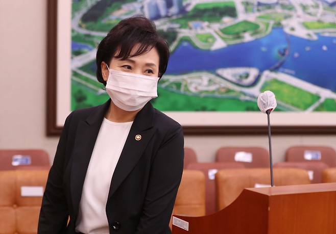 김현미 국토교통부 장관이 31일 오전 서울 여의도 국회에서 열린 국토교통위원회 전체회의에서 발언하기 위해 단상으로 향하고 있다. [연합뉴스]