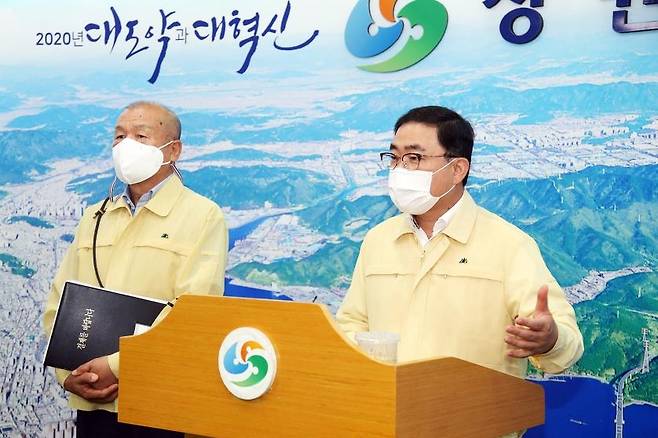 구상권 청구 밝히는 허성무 창원시장(오른쪽) [창원시 제공. 재판매 및 DB 금지]