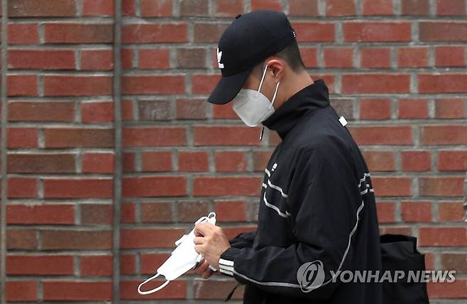 박보검 해군 입대, 코로나19 속 마스크 쓰고 들고 (창원=연합뉴스) 김동민 기자 = 배우 박보검이 31일 오후 경남 창원시 진해구 해군교육사령부에 해군병 669기로 입대하고 있다.박보검은 6주간 신병 훈련을 받고 해군 문화 홍보병으로 오는 2022년 4월까지 근무할 예정이다. 2020.8.31 image@yna.co.kr