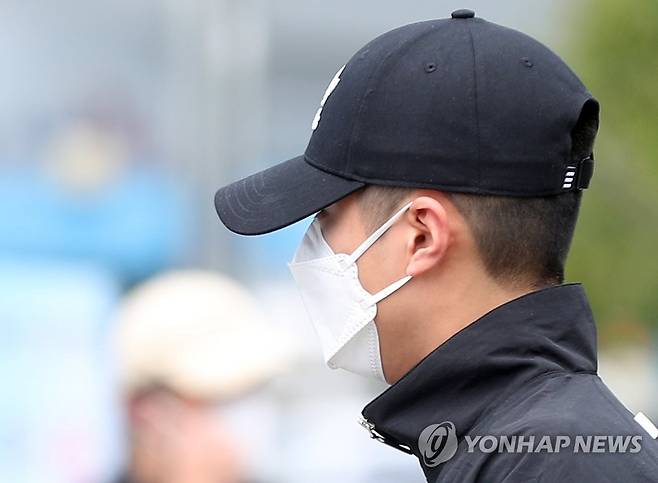 박보검 조용한 입대 (창원=연합뉴스) 김동민 기자 = 배우 박보검이 31일 오후 경남 창원시 진해구 해군교육사령부에 해군병 669기로 입대하고 있다.박보검은 6주간 신병 훈련을 받고 해군 문화 홍보병으로 오는 2022년 4월까지 근무할 예정이다. 2020.8.31 image@yna.co.kr