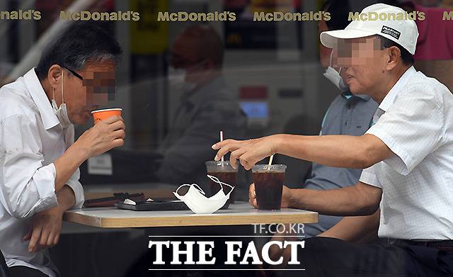 패스트푸드점에 모인 이용객들