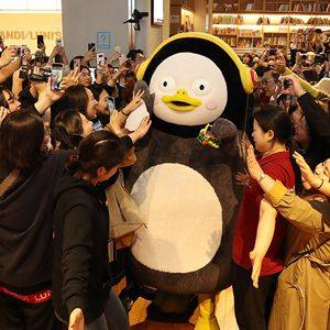 지난해 10월 부산에서 열린 사인회에서 펭수(가운데)가 팬들에게 둘러싸여 있다./조선일보DB