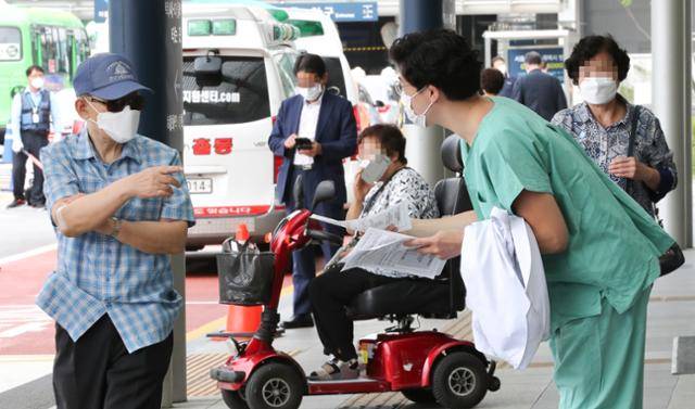 전공의와 전임의들이 정부의 4대 의료정책 철회를 요구하며 무기한 집단 휴진 중인 1일 서울 종로구 서울대병원에서 한 전공의가 자신들의 주장이 담긴 홍보물을 내원객들에게 나눠주고 있다. 뉴시스