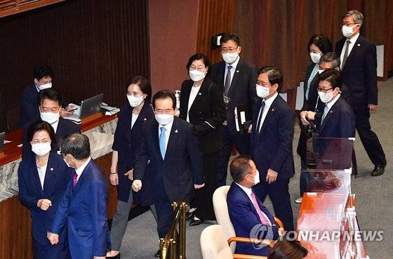 1일 오후 서울 여의도 국회 의사당에서 제382회 국회(정기회) 개회식 직후 정세균 국무총리와 국무위원들이 퇴장하고 있다. [연합뉴스]
