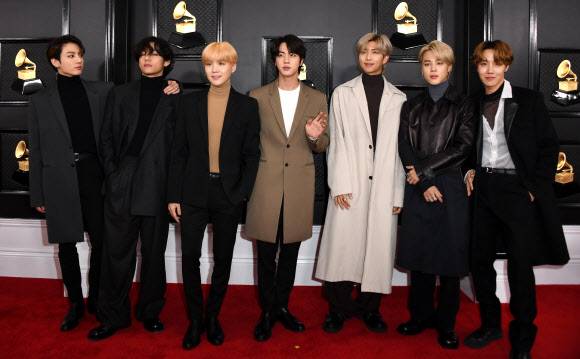 방탄소년단 핫 100 싱글 1위 - 그룹 방탄소년단(BTS)이 한국 가수 가운데 최초로 빌보드 메인 싱글 차트인 ‘핫 100’ 1위에 오르며 K팝의 새 역사를 썼다. 외신들은 31일(현지시간) “BTS의 ‘다이너마이트’(Dynamite)가 미국 팝 차트 정상에서 으르렁거리며 역사를 만들고 있다”며 음악적 성과에 찬사를 보냈다. 지난 1월 26일 로스앤젤레스에서 열린 62회 그래미어워드에서 방탄소년단의 모습.AFP 연합뉴스 2020-09-01 06:23:31