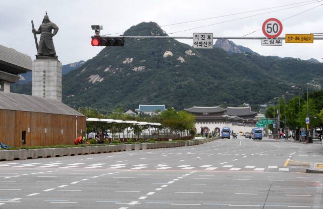 수도권에서 강화된 방역 조치인 ‘사회적 거리 두기 2.5단계’ 시행 후 첫 월요일인 31일 서울 광화문 인근 출근시간 도로가 한산한 모습을 보이고 있다./권욱기자