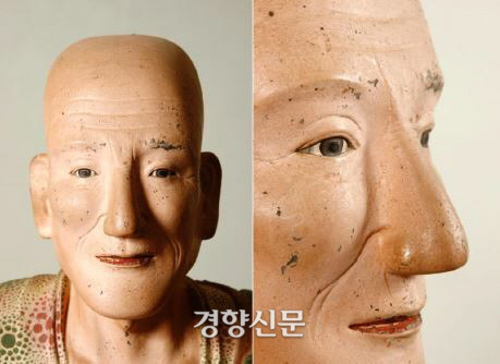 긴 얼굴에 뾰족한 턱, 큰 귀…. 그리고 자연스러운 주름이 조화를 이룬다. 또 코 양 옆에서 입가로 내려오는 팔자주름은 희랑대사의 연륜을 느낄 수 있다. 영락없이 인자한 노스님의 인상이다.|해인사 소장