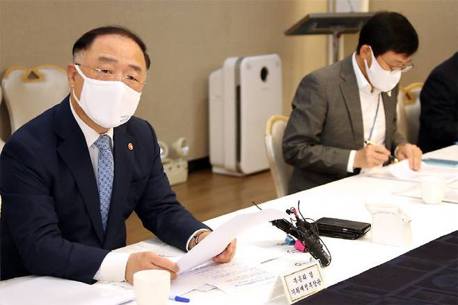 부동산시장 점검회의 주재하는 홍남기 부총리 [사진 연합뉴스]