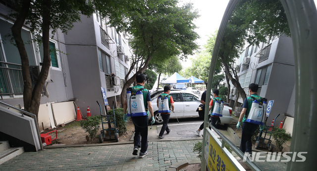 [서울=뉴시스] 조수정 기자 = 26일 오후 코로나19 집단감염이 발생한 서울 구로구 한 아파트에서 보건소 직원들이 방역을 하고 있다. 사진은 기사와 무관. 2020.08.26.  chocrystal@newsis.com