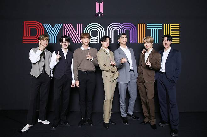 '빌보드 1위' 방탄소년단 온라인 미디어데이 (서울=연합뉴스) 신곡 '다이너마이트'로 빌보드 메인 싱글 차트 1위라는 쾌거를 이룬 방탄소년단 멤버들이 2일 온라인 미디어데이 행사에 참석해 포즈를 취하고 있다.       [빅히트 엔터테인먼트 제공. 재판매 및 DB 금지] photo@yna.co.kr