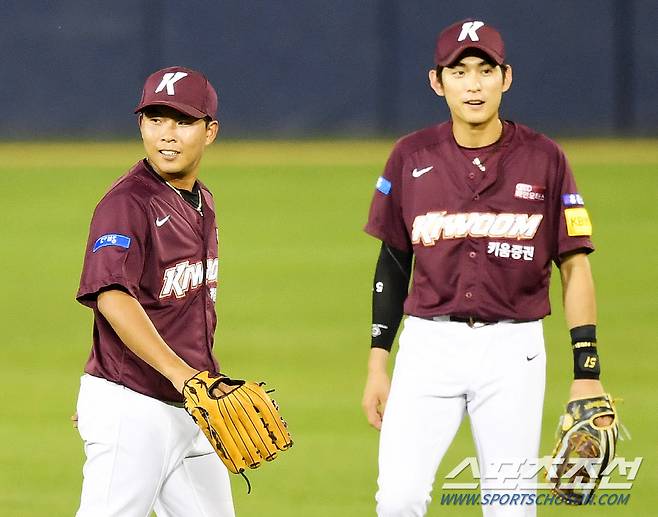 7월 21일 경기에서 함께 외야 수비에 임하고 있는 송우현, 이정후