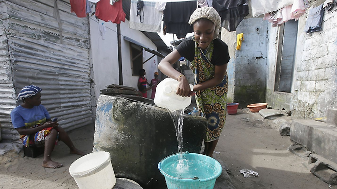 전 세계 많은 곳에서 여전히 손을 씻기 위해 필요한 물을 구하는 건 어렵다
