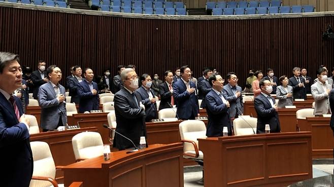 ▲국민의힘이 8월 4일 국회에서 의원총회 시작 전 국민의례를 하고 있다. 사진=조현지 기자