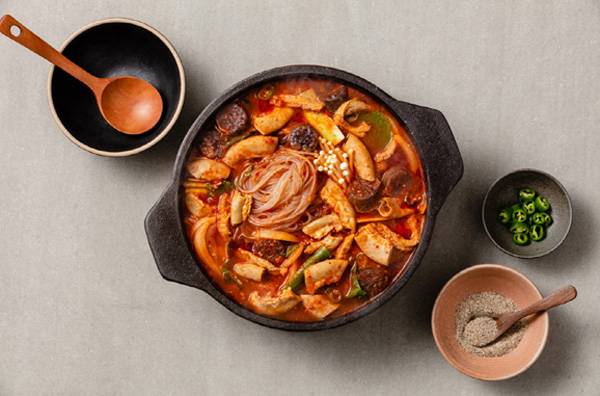 한국야쿠르트 `잇츠온`의 소곱창순대전골