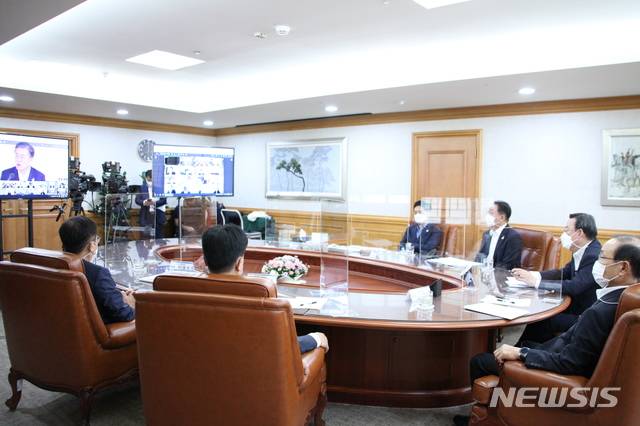 [서울=뉴시스]김태영 은행연합회장 등 6개 금융협회장은 3일 제1차 한국판 뉴딜 전략회의에 온라인으로 참석해 전 금융권이 '한국판 뉴딜' 정책을 적극적으로 뒷받침해 나가겠다고 밝혔다. 사진은 회의에 참석한 금융협회장들의 모습. (사진=은행연합회 제공) 2020.09.03. photo@newsis.com