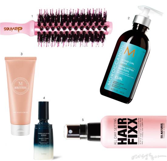 1 다비네스 미니 열판 롤 빗  열판이 내장돼 롤 빗의 온도가 올라가며 헤어 볼륨 고정력이 높아진다. 2개 5만원. 2 모로칸오일 인텐스 컬 크림  끈적거리지 않고 모발이 부스스해지는 것을 방지해 윤기 나는 스타일을 완성한다. 300ml 4만9천원. 3 브리티시엠 에어리 웨이브 크림  탄력 있게 컬을 유지해주고,  가볍게 발려 모발이 뭉치지 않는다. 150ml 2만1천원. 4 솔랩 프리미어 헤어 디자인 스프레이  식물 유래 추출 성분을 함유한 저자극 헤어 스프레이로 모발 볼륨과 컬링을 오랜 시간 지속한다. 100ml 2만4천원.  5 쏘내추럴 올 데이 세팅 헤어 픽스  모발 굳음 현상 없이 강렬한 세팅력으로 스타일을 고정시킨다. 80ml 1만5천원.
