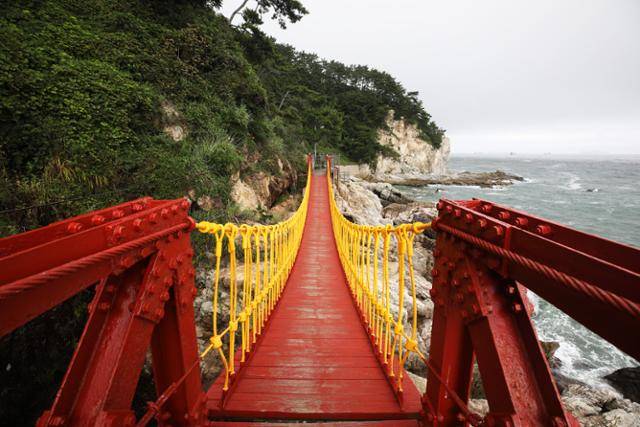 절영해안산책로의 출렁다리는 짧지만 아찔하다. ⓒ박준규