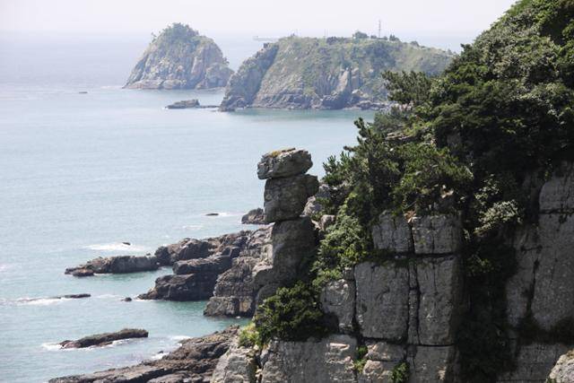 이기대해안산책로의 농바위 뒤로 오륙도가 보인다. ⓒ박준규
