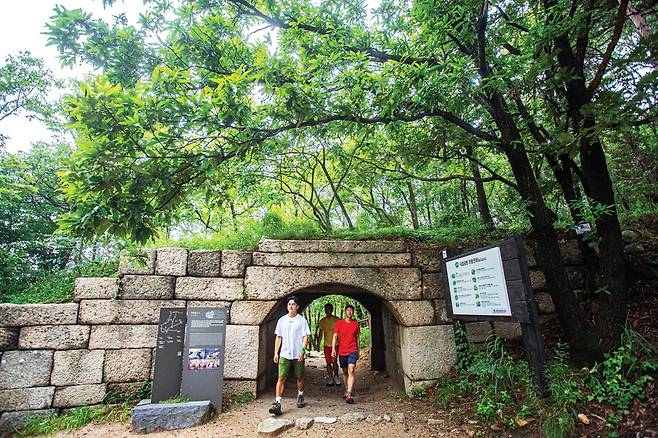 취재진이 서암문을 통과하고 있다.