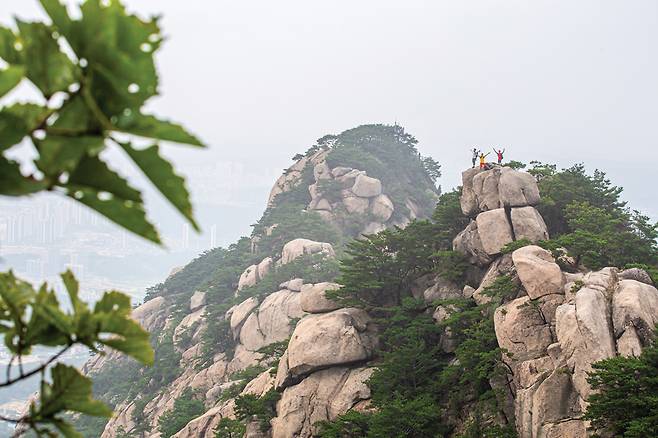 용혈봉에서 용출봉으로 이어지는 의상능선이 장엄한 암릉미를 뽐내고 있다. 사진 뒤쪽 가장 높은 봉우리가 용출봉이다.