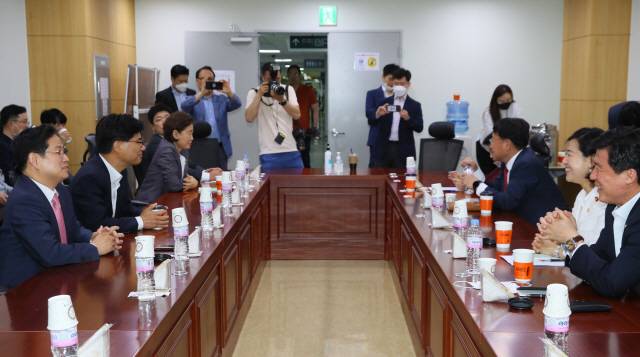 지난 6월 국회 의원회관에서 열린 국민의힘 초선 모임인 ‘초심만리’ 정례 토론회에 참석한 의원들이 대화를 하고 있다./연합뉴스