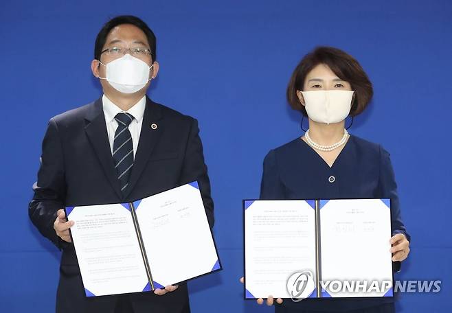 합의서 든 민주당-대한의사협회 (서울=연합뉴스) 이정훈 기자 = 더불어민주당 한정애 정책위의장(오른쪽)과 최대집 대한의사협회장이 4일 오전 서울 여의도 더불어민주당사에서 의대 정원 확대, 공공 의대 신설 추진 원점 재검토 등을 내용으로 한 정책협약 이행 합의서를 들고 기념촬영하고 있다. uwg806@yna.co.kr