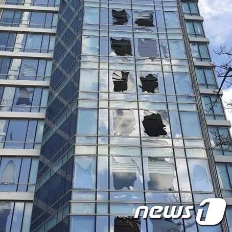 부산 해운대구에 위치한 아파트 힐스테이트위브 유리창이 깨져 있다.2020.09.03.(부산경찰청 제공) © 뉴스1